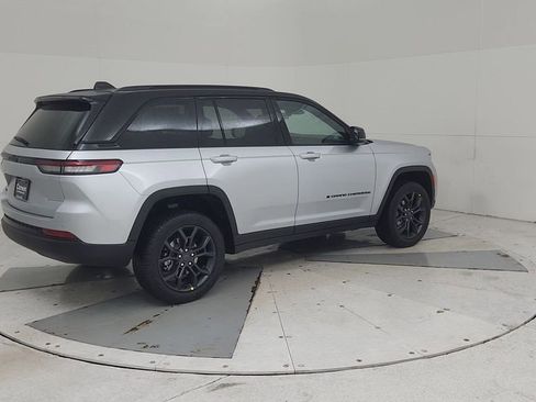 New 2025 Jeep Grand Cherokee Limited image 15