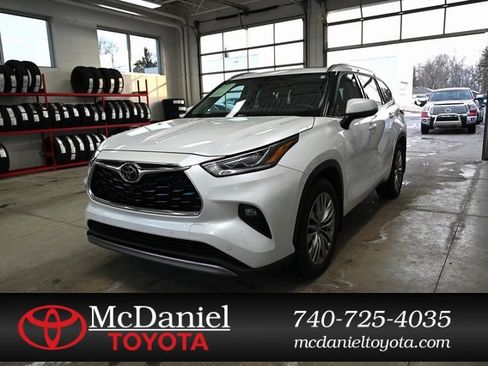 Used 2022 Toyota Highlander Platinum image 1