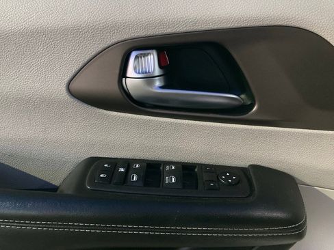 Used 2022 Chrysler Voyager LX image 12