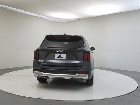 Used 2024 Kia Sorento S image 6