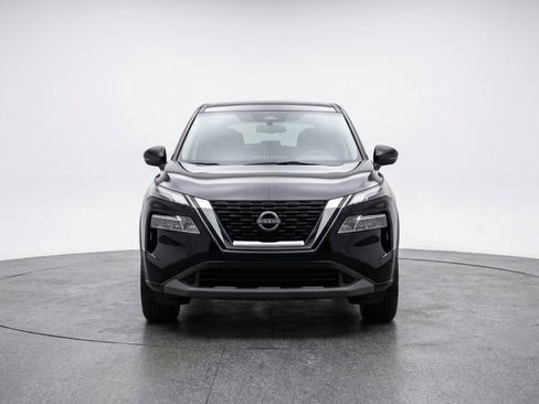 Used 2025 Nissan Rogue SV image 2