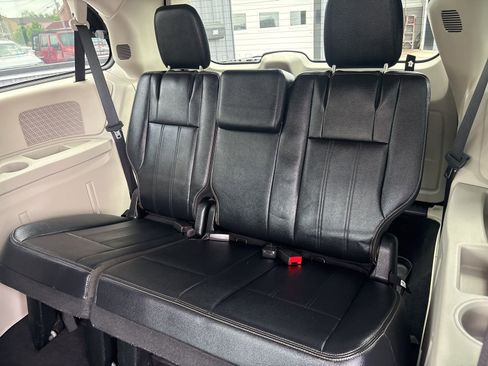 Used 2015 Chrysler Town & Country Touring FWD image 13