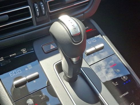 Used 2025 Porsche Macan image 17