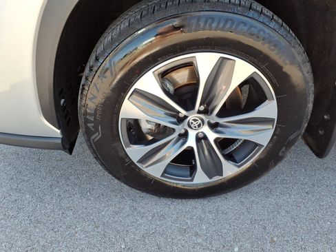 Used 2025 Toyota Highlander XLE AWD/4WD image 9