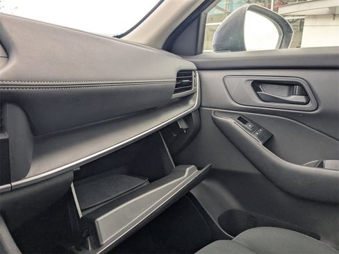 Used 2024 Nissan Rogue S image 39