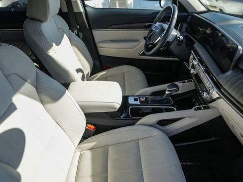 Certified 2024 Kia Telluride EX w/ EX Captain's Chair Package image 17