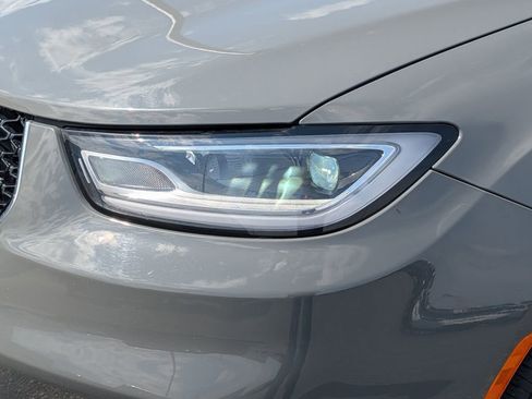 Used 2023 Chrysler Pacifica Touring-L FWD image 16