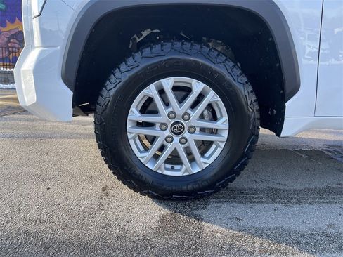 Used 2022 Toyota Tundra SR5 w/ SR5 Convenience Package image 9