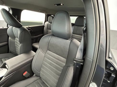 New 2026 Mitsubishi Outlander SE image 11