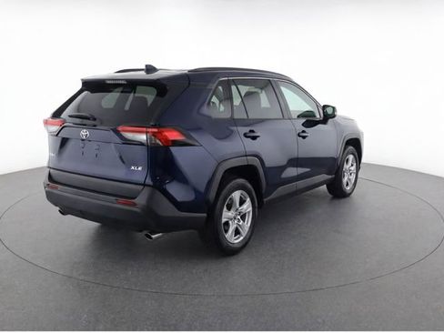 Used 2022 Toyota RAV4 XLE w/ Convenience Package FWD image 4