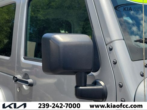 Used 2017 Jeep Wrangler Sahara w/ Connectivity Group AWD/4WD image 8