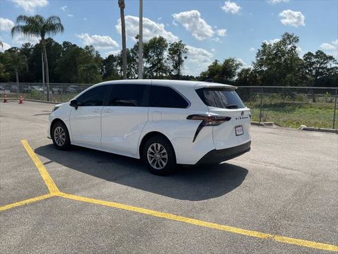 Used 2024 Toyota Sienna LE FWD image 9