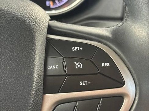 Used 2019 Jeep Grand Cherokee Laredo RWD image 6