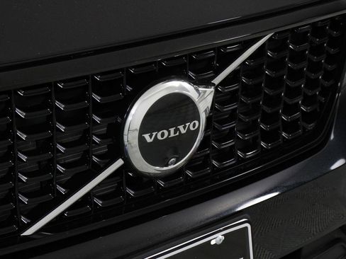 Used 2025 Volvo XC40 B5 Plus AWD/4WD image 27