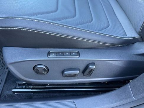 Certified 2025 Volkswagen Jetta SEL image 31