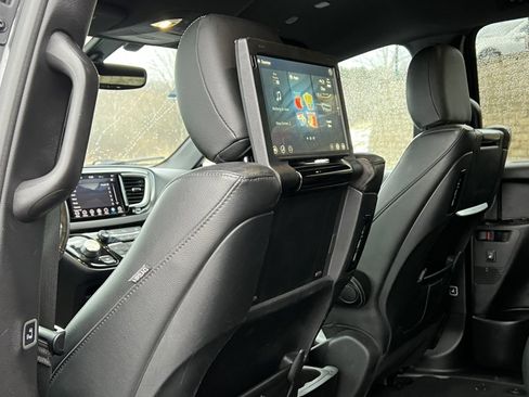 Used 2020 Chrysler Pacifica Touring-L Plus image 33