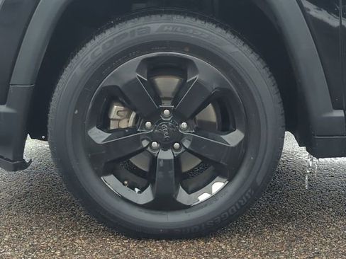 Used 2018 Jeep Compass Latitude FWD image 10