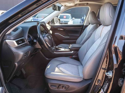 Used 2023 Toyota Highlander Bronze Edition FWD image 19