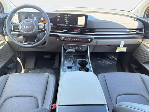 New 2026 Kia Carnival FWD image 12