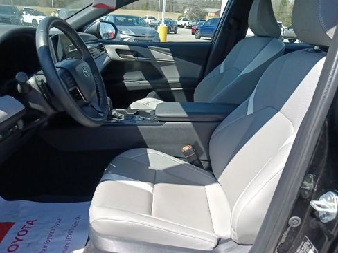 Used 2025 Toyota Camry SE image 18