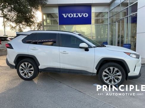 Used 2021 Toyota RAV4 XLE Premium FWD image 3