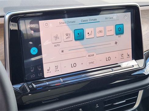 New 2025 Volkswagen Atlas SE image 11