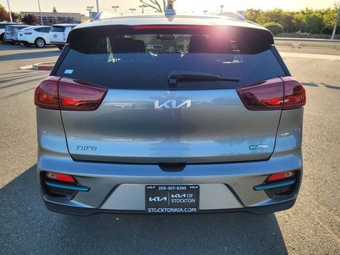 Used 2022 Kia Niro EX Premium w/ Cold Weather Package FWD image 5