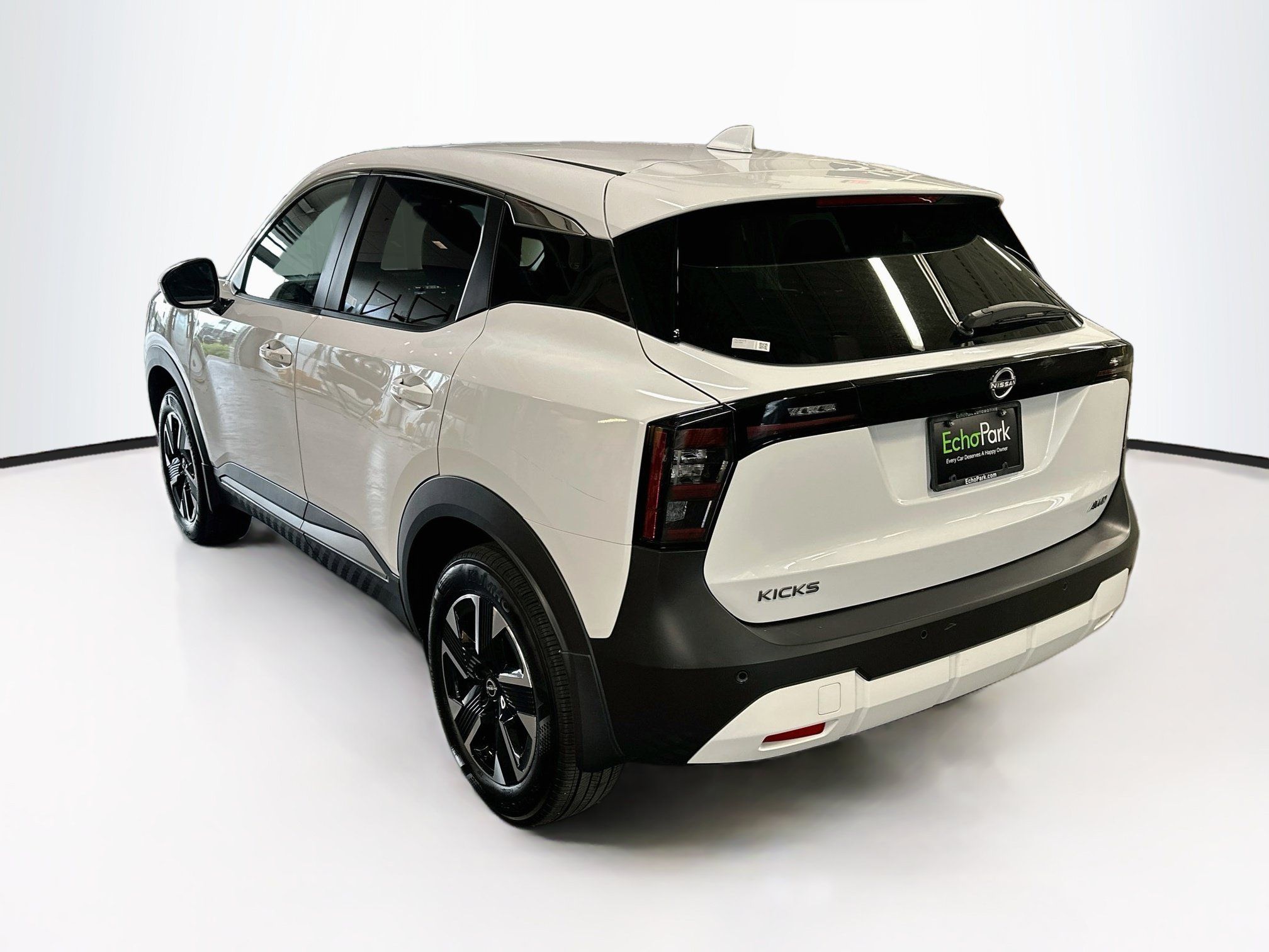 Used 2025 Nissan Kicks SV AWD/4WD image 5