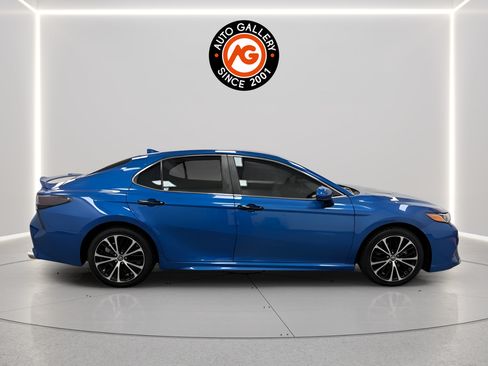 Used 2019 Toyota Camry SE FWD image 2