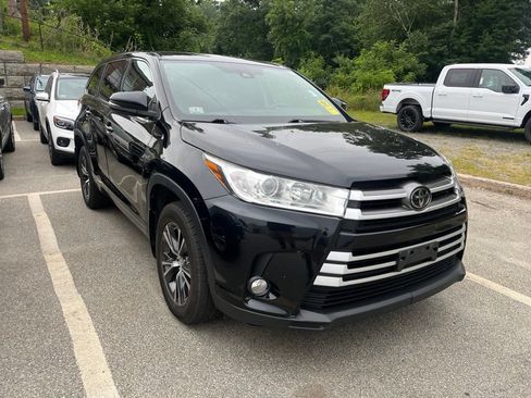 Used 2018 Toyota Highlander Plus AWD/4WD image 2
