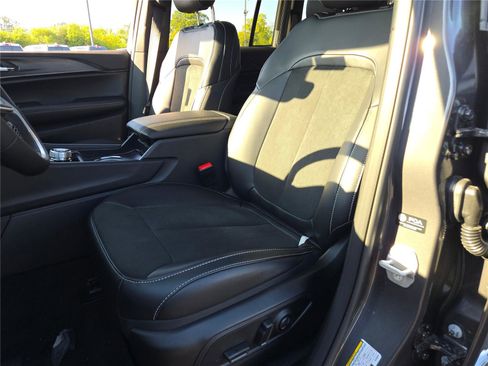 New 2025 Jeep Grand Cherokee Altitude image 28