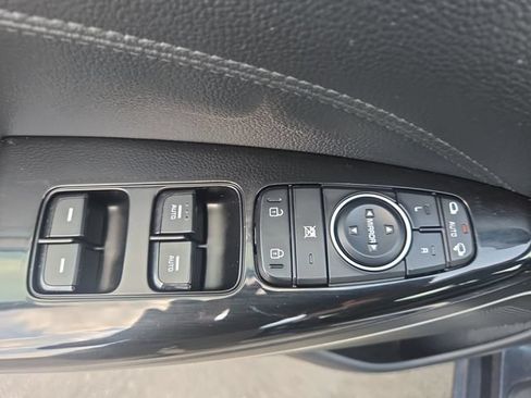 Used 2017 Kia Cadenza Premium w/ Luxury Package FWD image 17