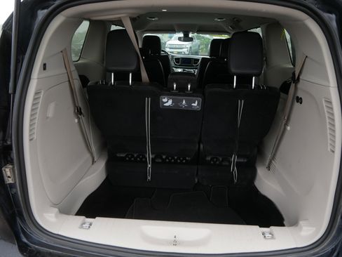 Used 2020 Chrysler Pacifica Touring-L FWD image 18