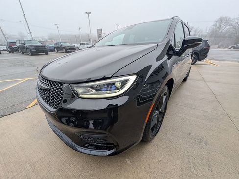 New 2026 Chrysler Pacifica Select w/ S Appearance Package image 9