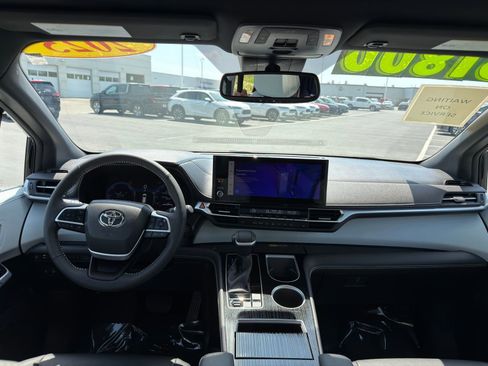 Used 2025 Toyota Sienna XSE AWD/4WD image 29