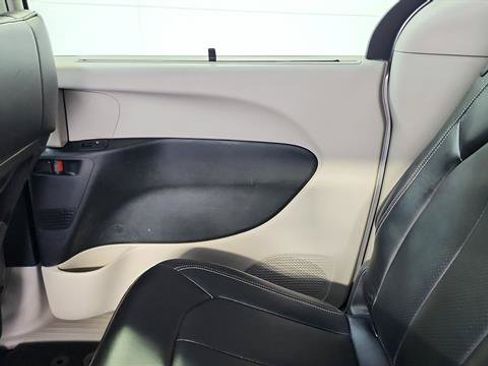 Used 2024 Chrysler Pacifica Touring-L FWD image 23