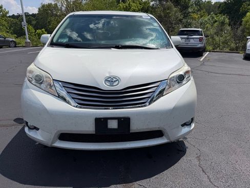 Used 2017 Toyota Sienna XLE Premium FWD image 2