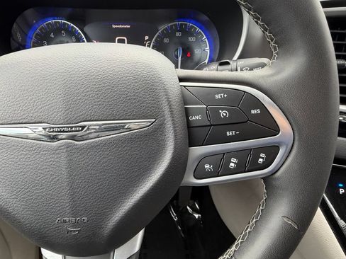 Used 2023 Chrysler Pacifica Touring-L FWD image 5