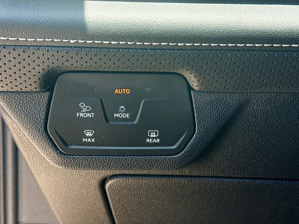 Used 2025 Volkswagen Atlas SE AWD/4WD image 11