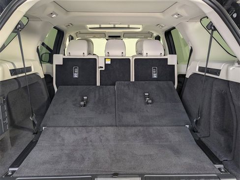 Used 2025 Land Rover Discovery S image 32