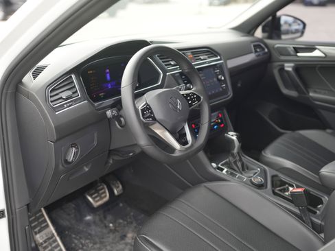 Certified 2022 Volkswagen Tiguan SE R-Line image 13