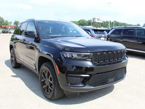 Used 2024 Jeep Grand Cherokee Altitude AWD/4WD image 6