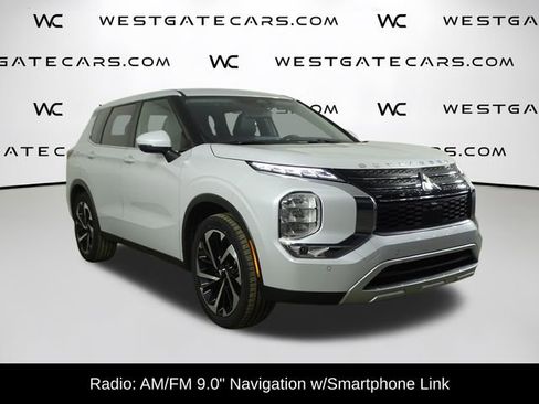 Used 2024 Mitsubishi Outlander SE image 2