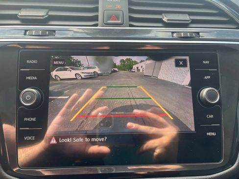 Used 2020 Volkswagen Tiguan SEL AWD/4WD image 19