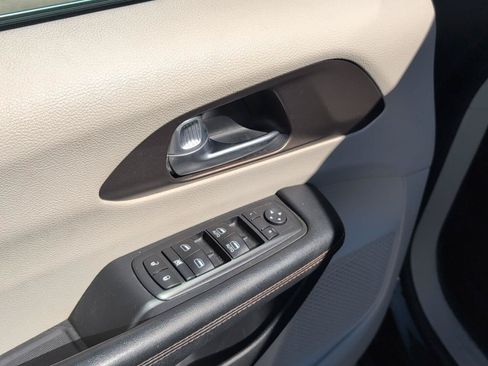 Used 2017 Chrysler Pacifica Touring-L FWD image 16