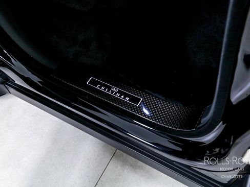 Certified 2024 Rolls-Royce Cullinan Black Badge w/ Dark Exterior Package AWD/4WD image 33