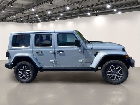 Used 2024 Jeep Wrangler Unlimited Sahara w/ Technology Group AWD/4WD image 8