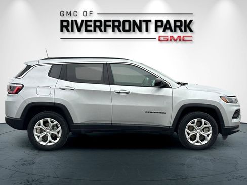 Used 2024 Jeep Compass Latitude image 2