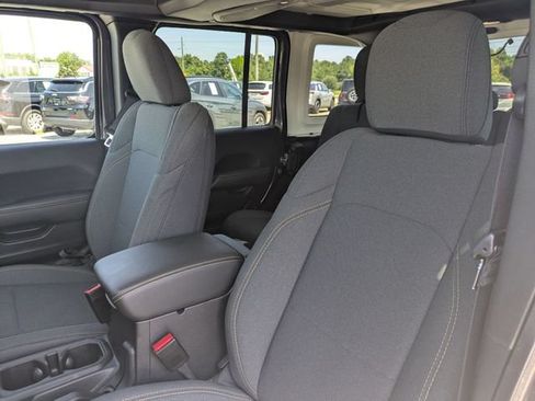 Used 2025 Jeep Wrangler Unlimited Sahara AWD/4WD image 15