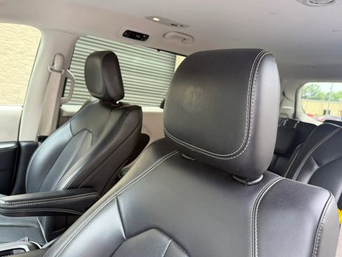 Used 2023 Chrysler Pacifica Touring-L FWD image 22